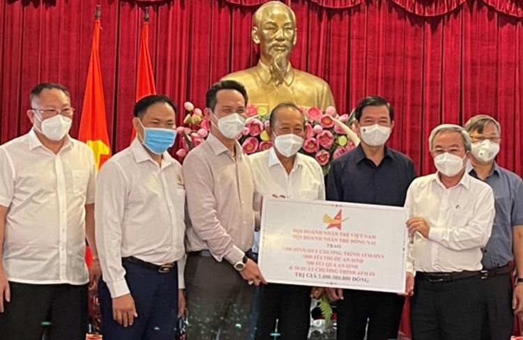 CLB Doanh nhân Sao Đỏ: Thắm tình người mùa dịch