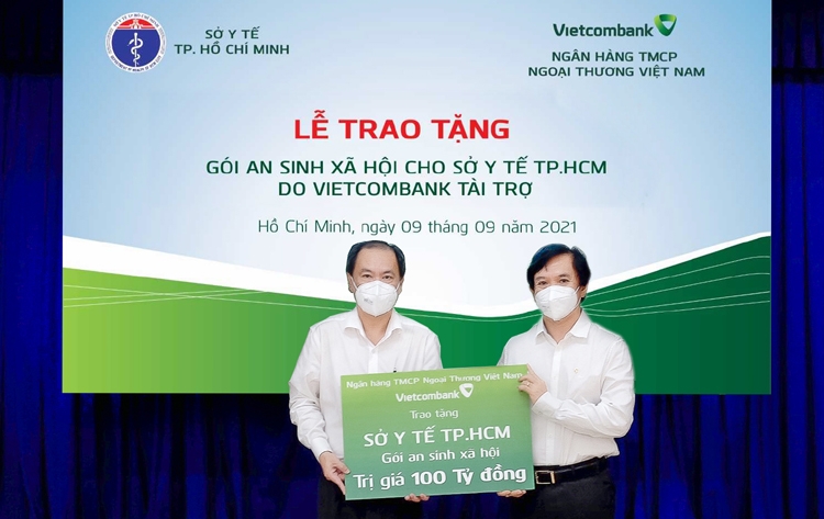 Vietcombank trao tặng gói an sinh xã hội 100 tỷ đồng cho Sở Y tế TP. Hồ Chí Minh