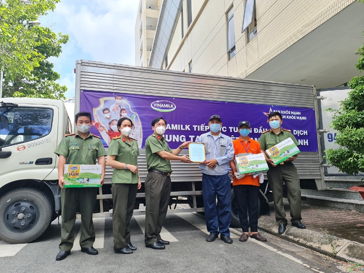 Vinamilk tiếp tục trao tặng 5 tỷ đồng sản phẩm dinh dưỡng, trang thiết bị y tế hỗ trợ tuyến đầu chống dịch Covid-19 Vinamilk tiếp tục trao tặng 5 tỷ đồng sản phẩm dinh dưỡng, trang thiết bị y tế hỗ trợ tuyến đầu chống dịch Covid-19