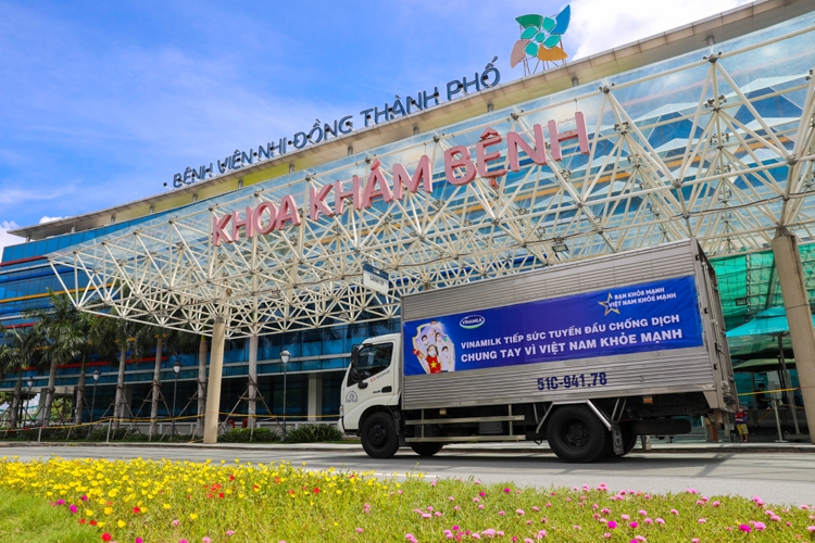 Vinamilk tiếp tục trao tặng 5 tỷ đồng sản phẩm dinh dưỡng, trang thiết bị y tế hỗ trợ tuyến đầu chống dịch Covid-19 Vinamilk tiếp tục trao tặng 5 tỷ đồng sản phẩm dinh dưỡng, trang thiết bị y tế hỗ trợ tuyến đầu chống dịch Covid-19