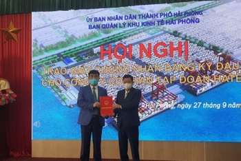Hải Phòng trao chứng nhận đầu tư dự án khu bến cảng Lạch Huyện