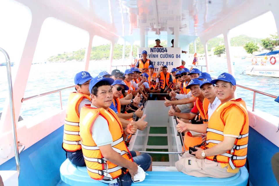 Chuyến tham quan Vịnh Vĩnh Hy và ngắm san hô bằng tàu đáy kính