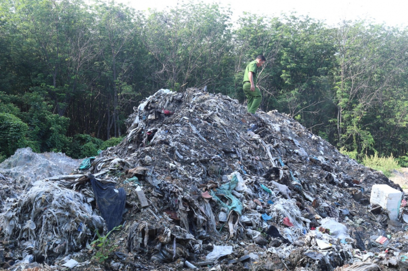 Cơ sở sản xuất muối chôn lấp hơn 2.100 tấn rác thải -0