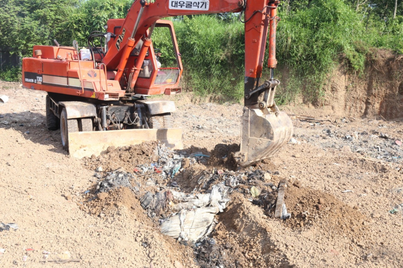 Cơ sở sản xuất muối chôn lấp hơn 2.100 tấn rác thải -0