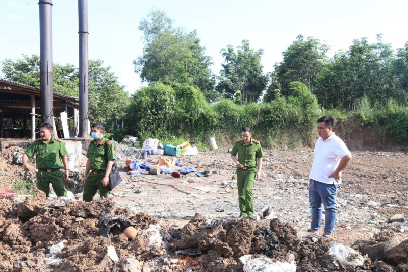 Cơ sở sản xuất muối chôn lấp hơn 2.100 tấn rác thải -0