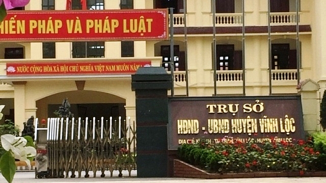 Chủ tịch huyện Vĩnh Lộc ký thông báo “cài cắm” các tiêu chí lựa chọn tổ chức đấu giá đất ? Chủ tịch huyện Vĩnh Lộc ký thông báo “cài cắm” các tiêu chí lựa chọn tổ chức đấu giá đất ?