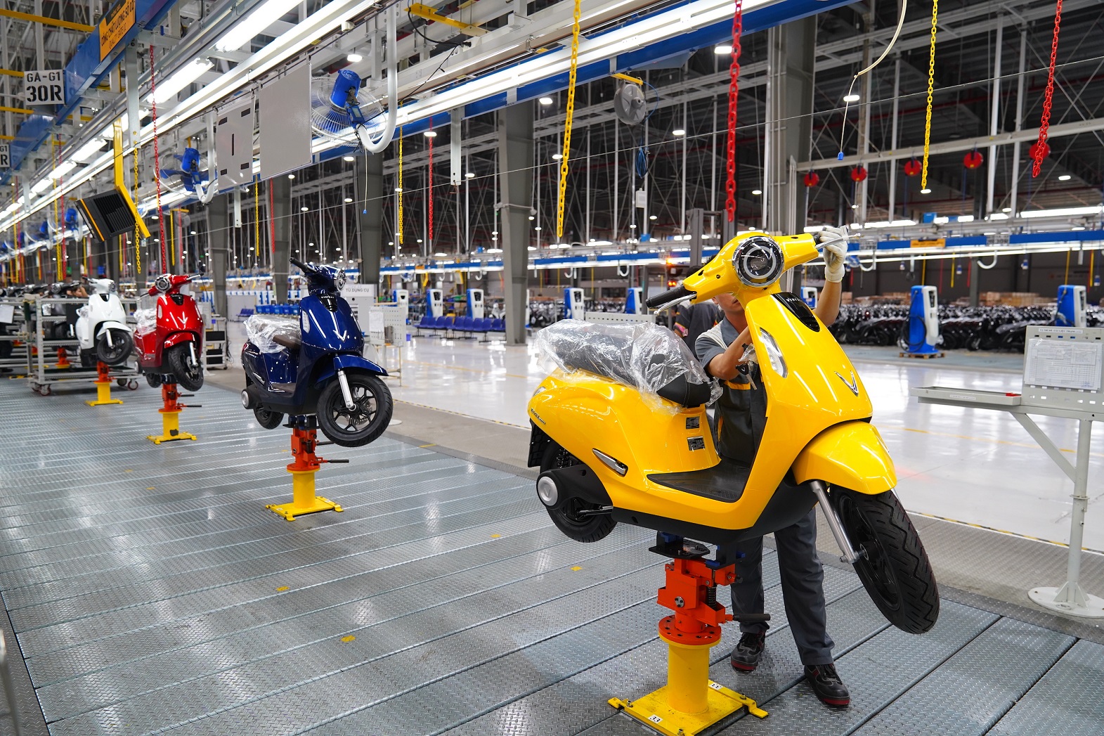 VinFast chính thức bàn giao xe máy điện Evo200 mcr08484.JPG