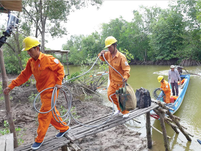 Tổng công ty Điện lực miền Nam: Đẩy nhanh tiến độ đưa điện về nông thôn tong cong ty dien luc mien nam day nhanh tien do dua dien ve nong thon