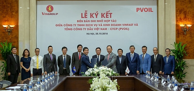 vinfast va pv oil hop tac trien khai tram sac va thue pin cho xe dien