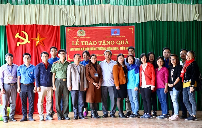 Trao quà từ thiện cho trẻ em xã Hố Quáng Phìn (Hà Giang) trao qua tu thien cho tre em xa ho quang phin ha giang