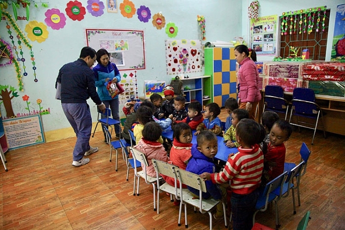 Trao quà từ thiện cho trẻ em xã Hố Quáng Phìn (Hà Giang) trao qua tu thien cho tre em xa ho quang phin ha giang