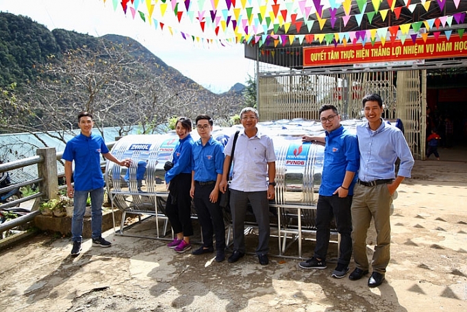 Trao quà từ thiện cho trẻ em xã Hố Quáng Phìn (Hà Giang) trao qua tu thien cho tre em xa ho quang phin ha giang