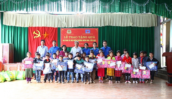 Trao quà từ thiện cho trẻ em xã Hố Quáng Phìn (Hà Giang) trao qua tu thien cho tre em xa ho quang phin ha giang