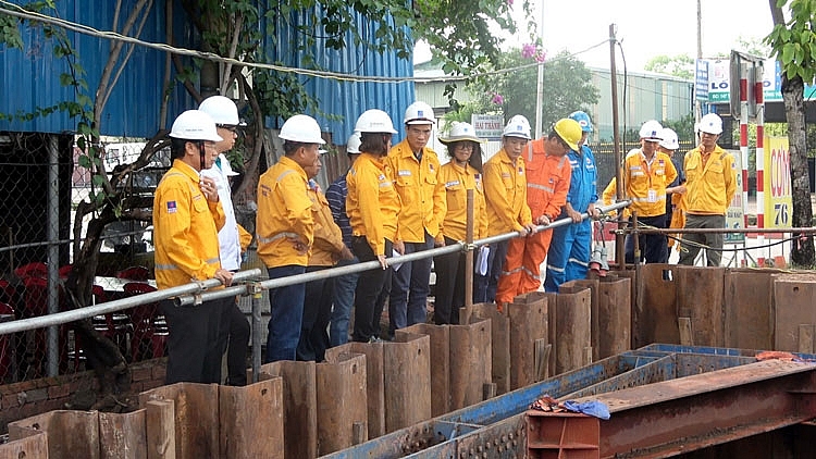 Tổng giám đốc PV GAS kiểm tra thực địa tại công trường và rà soát tiến độ thi công giai đoạn 2   Dự án Nam Côn Sơn 2