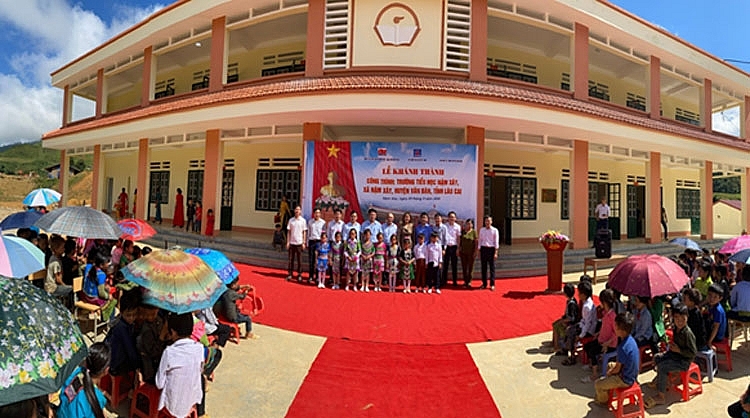 Các đ/c Lãnh đạo Vietsovpetro và địa phương chụp hình với học sinh đồng bào dân tộc 4322-tuyen-quang-3