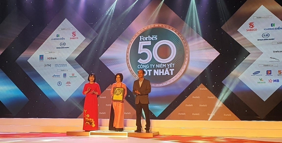 Bà Nguyễn Thị Ngọc Bích – Phó Tổng giám đốc PV Power nhận chứng nhận “Top 50 công ty niêm yết tốt nhất Việt Nam” năm 2020 5427-pv-power