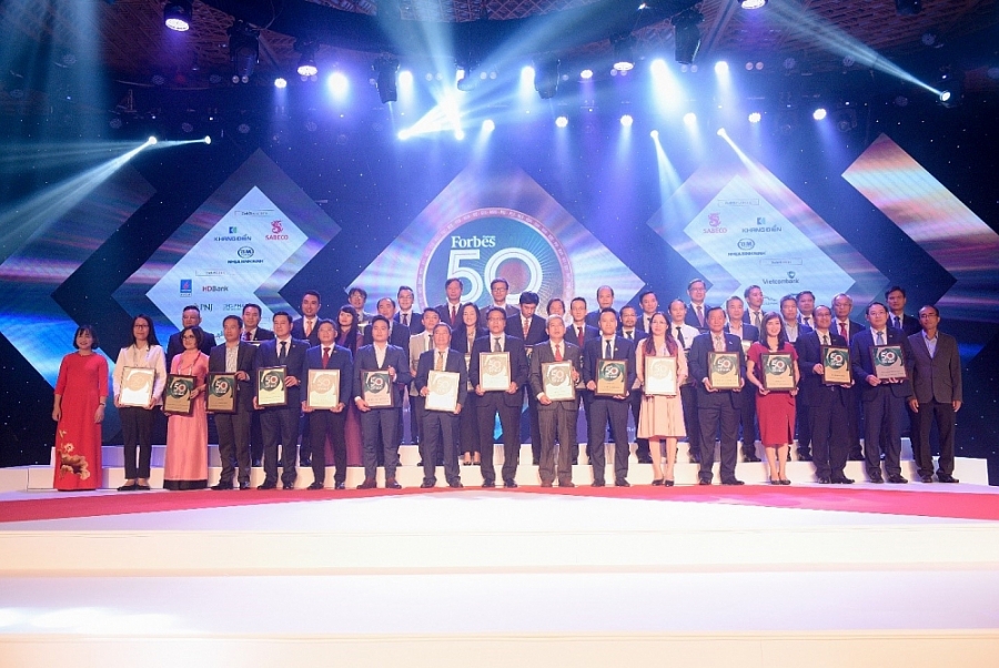 Bà Nguyễn Thị Ngọc Bích – Phó Tổng giám đốc PV Power nhận chứng nhận “Top 50 công ty niêm yết tốt nhất Việt Nam” năm 2020 5435-pv-power-2