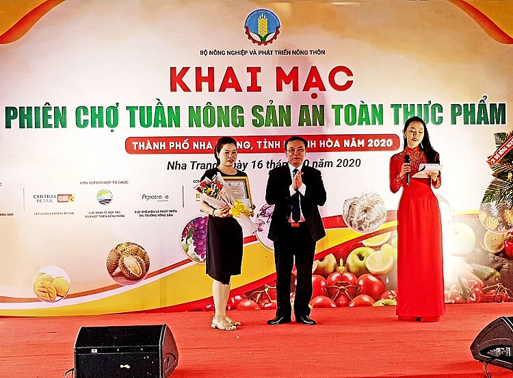 Ông Lê Đức Thịnh- Cục trưởng Cục Kinh tế hợp tác và Phát triển nông thôn- Bộ Nông nghiệp và Phát triển Nông thôn Việt Nam trao giải Nhất “Hội thi sản phẩm nông sản tiêu biểu” với sản phẩm Cà phê bột Đăk Đam 3537-tuan-nong-san