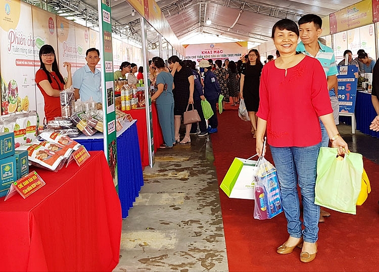 Bà Lê Thị Kim Thanh, ở phường Phước Long- TP.Nha Trang một trong những người dân tưng bừng mua sắm ngay sau lễ khai mạc Phiên chợ. 3539-tuan-nong-san-3