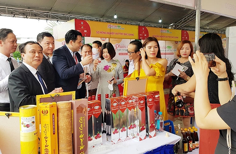 Ban tổ chức Phiên chợ đưa đại biểu tham quan các gian hàng tại Phiên chợ Tuần nông sản an toàn thực phẩm năm 2020- Siêu thị Big C Nha Trang. 3541-tuan-nong-san-4