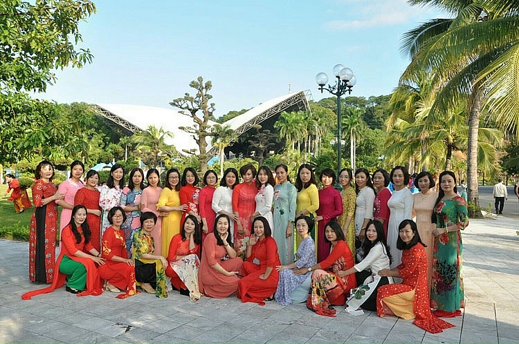 Nữ CNVCLĐ Công ty Điện lực Quảng Ninh tham gia chương trình “Tuần lễ áo dài – Tôn vinh vẻ đẹp người phụ nữ Việt Nam”