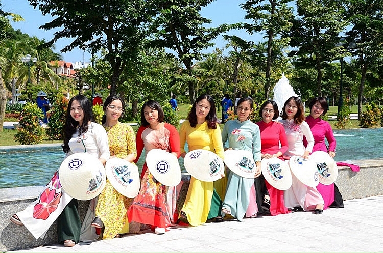 Nữ CNVCLĐ Công ty Điện lực Quảng Ninh tham gia chương trình “Tuần lễ áo dài – Tôn vinh vẻ đẹp người phụ nữ Việt Nam”