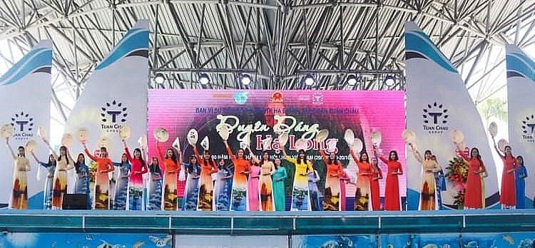 Nữ CNVCLĐ Công ty Điện lực Quảng Ninh tham gia chương trình “Tuần lễ áo dài – Tôn vinh vẻ đẹp người phụ nữ Việt Nam”