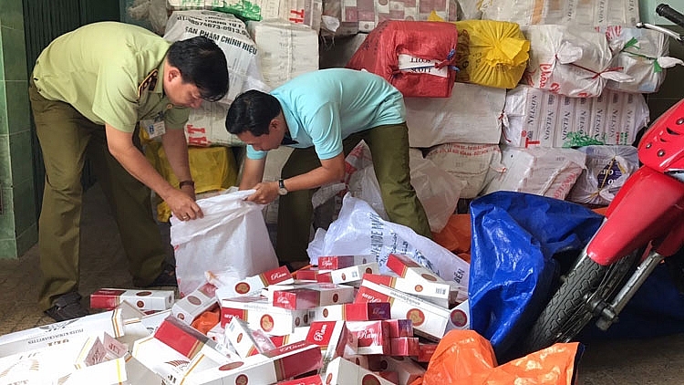 Đẩy mạnh truy quyét thuốc lá nhập lậu bày bán công khai Đẩy mạnh truy quyét thuốc lá nhập lậu bày bán công khai