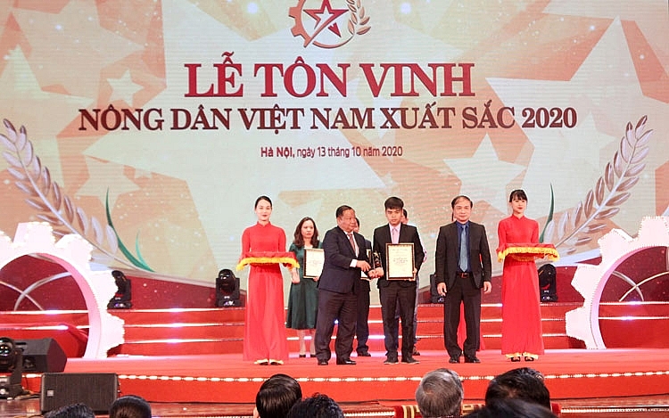 Đại diện Phân bón Cà Mau nhận giải thưởng “doanh nghiệp đồng hành cùng nhà nông” năm 2020 4249-phan-bon