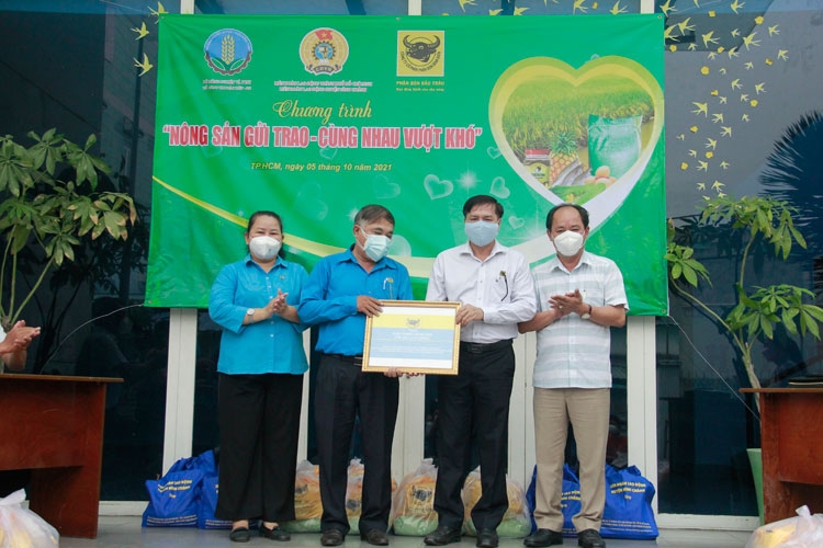 Thực hiện chương trình “nông sản gửi trao, cùng nhau vượt khó"