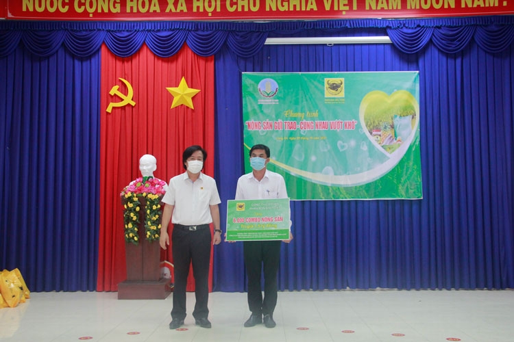 Thực hiện chương trình “nông sản gửi trao, cùng nhau vượt khó"