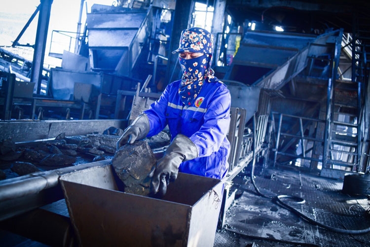 Nữ công nhân tận tụy, yêu nghề Nữ công nhân tận tụy, yêu nghề