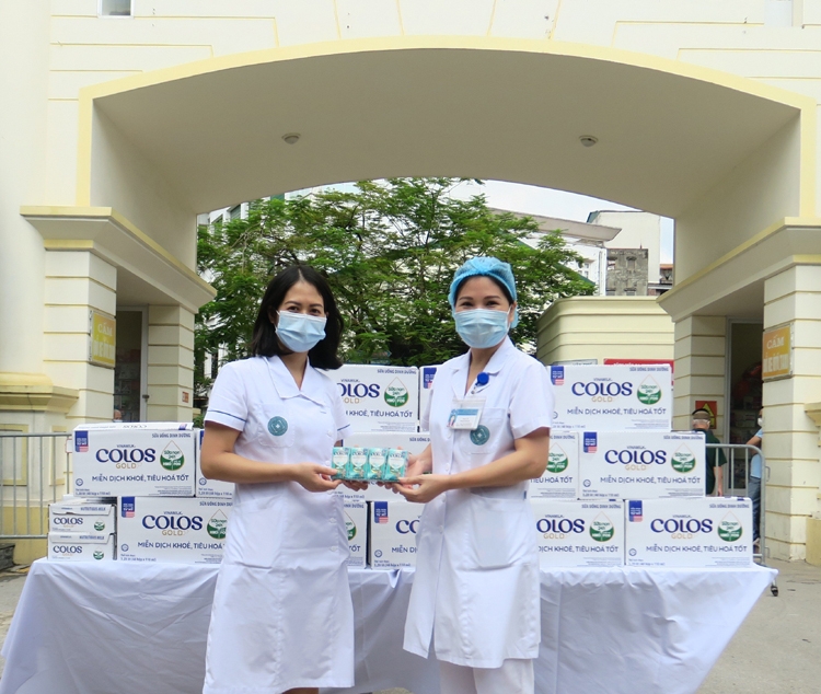 50.000 sản phẩm dinh dưỡng được Vinamilk ColosGold trao tặng cho con em y bác sĩ tuyến đầu 50.000 sản phẩm dinh dưỡng được Vinamilk ColosGold trao tặng cho con em y bác sĩ tuyến đầu