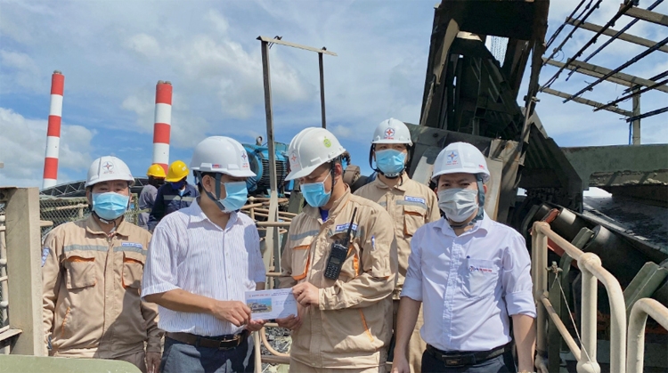 Công đoàn Nhà máy Nhiệt điện Vĩnh Tân 4 thăm hỏi, động viên CBNLĐ tham gia công tác sửa chữa lớn đại tu Tổ máy S2
