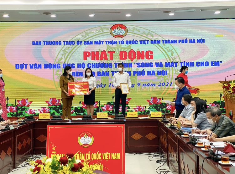 HABECO ủng hộ 100 triệu đồng cho chương trình “Sóng và máy tính cho em” HABECO ủng hộ 100 triệu đồng cho chương trình “Sóng và máy tính cho em”