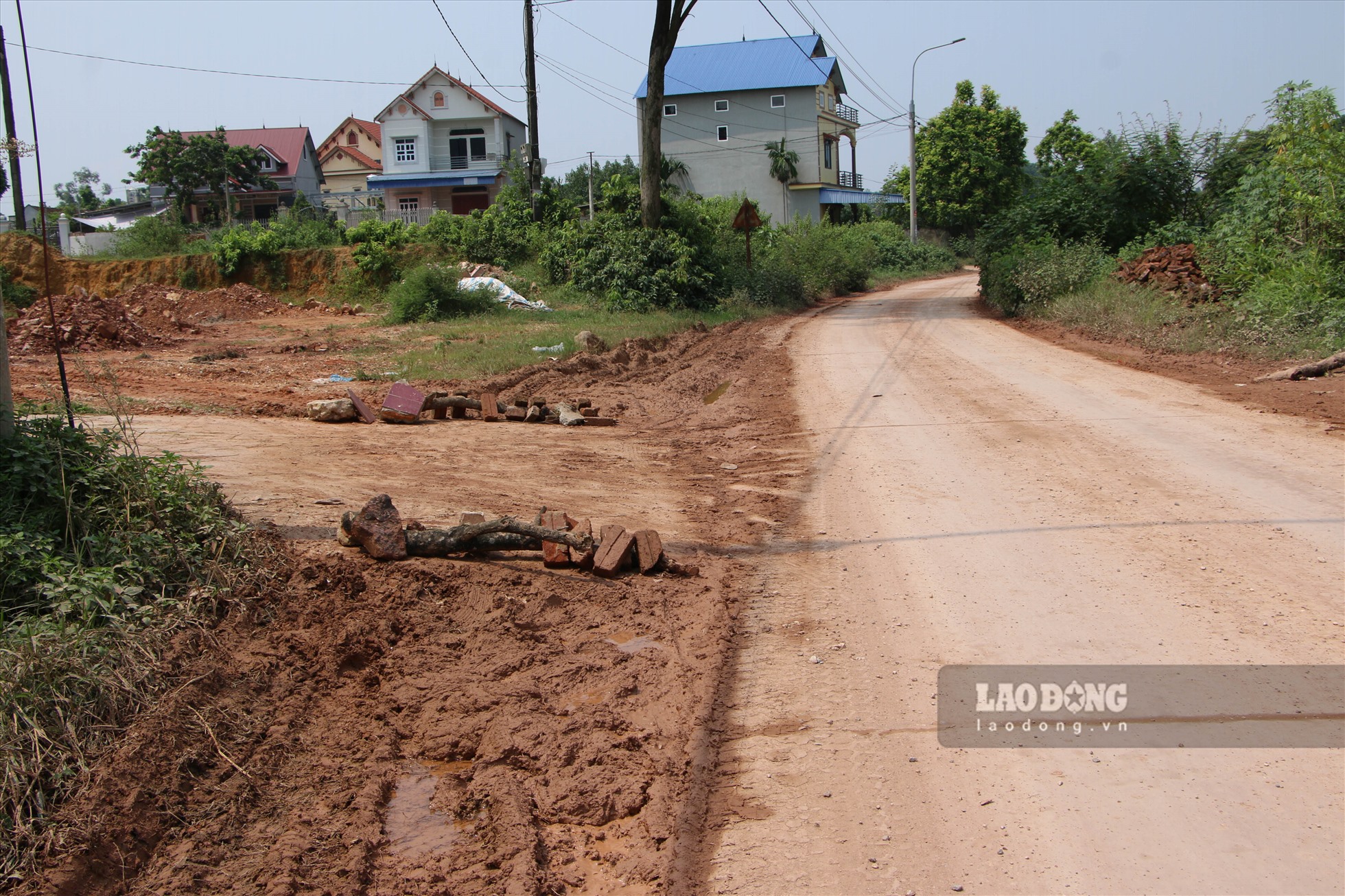 Những nhà dân sống dọc tuyến đường bê tông đều phải tự bảo vệ mình bằng các chướng ngại vật bất đắc dĩ.