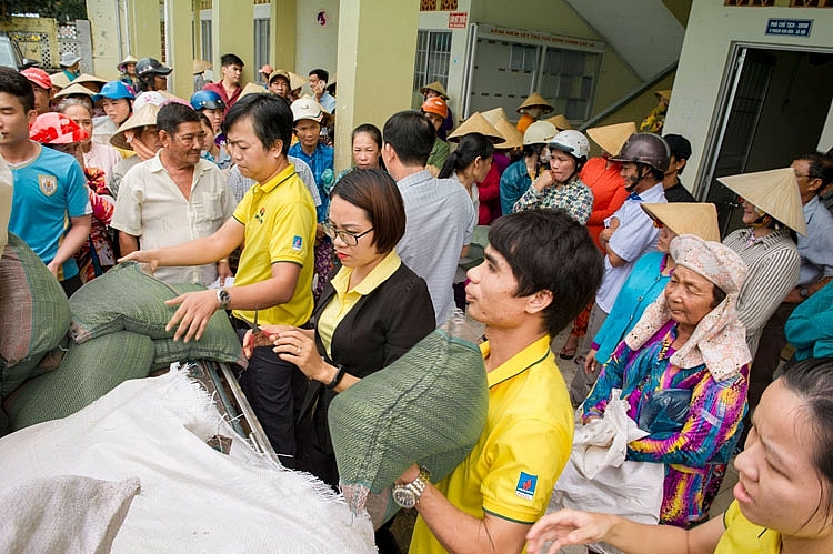 Phân Bón Cà Mau hỗ trợ đồng bào miền Trung khắc phục sau bão Phân Bón Cà Mau hỗ trợ đồng bào miền Trung khắc phục sau bão