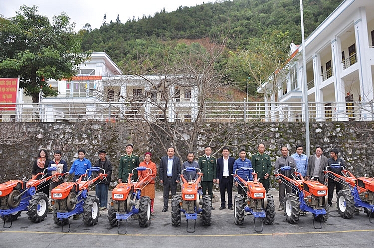 VEAM chung tay hỗ trợ người yếu thế và các chiến sỹ vùng biên giới Hà Giang VEAM chung tay hỗ trợ người yếu thế và các chiến sỹ vùng biên giới Hà Giang