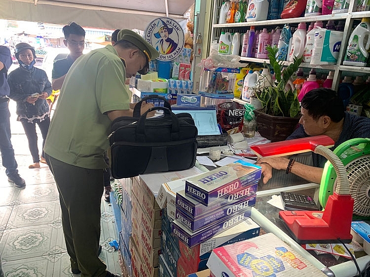 QLTT Bình Phước: Kiểm tra từng cửa hàng, cơ sở kinh doanh thuốc lá nhập lậu nhỏ lẻ QLTT Bình Phước: Kiểm tra từng cửa hàng, cơ sở kinh doanh thuốc lá nhập lậu nhỏ lẻ