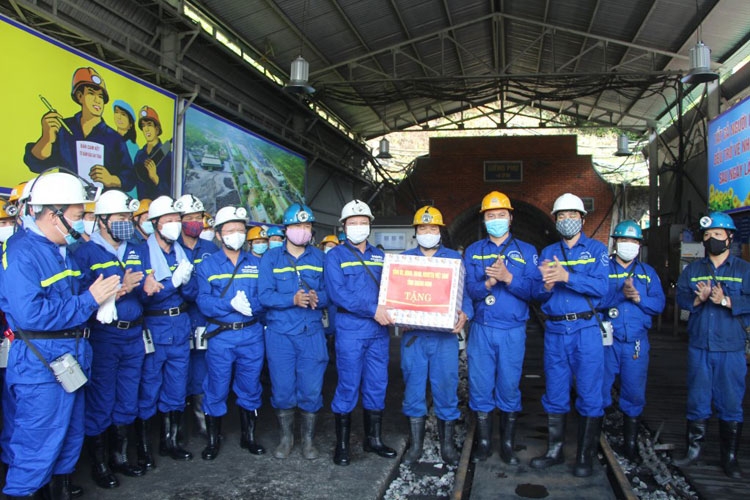 Quảng Ninh và ngành Than phấn đấu tăng trưởng kinh tế hai con số Quảng Ninh và ngành Than phấn đấu tăng trưởng kinh tế hai con số