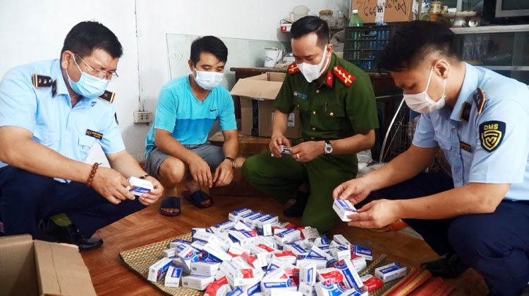 Thuốc điều trị COvid-19: Trôi nổi khắp "chợ mạng" Thuốc điều trị COvid-19: Trôi nổi khắp "chợ mạng"