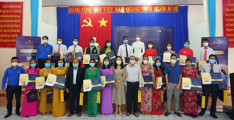 Danisa hoàn thành mục tiêu 1 tỷ đồng trao tặng laptop cho giáo viên vùng cao