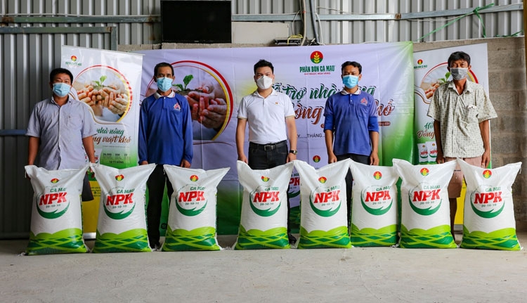 Phân bón Cà Mau đồng hành cùng nông dân trồng thanh long