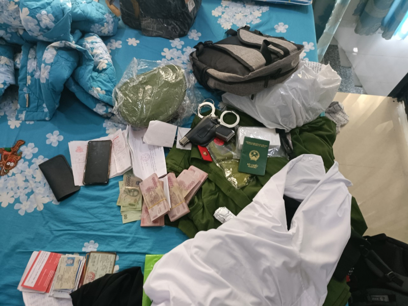 Gã xe ôm giả danh Công an lừa gần 1,7 tỷ đồng của cô gái nhẹ dạ -0