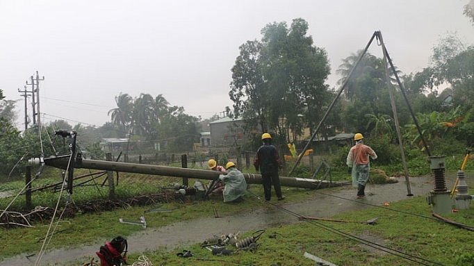 pc quang nam tap trung khac phuc su co luoi dien do mua lu