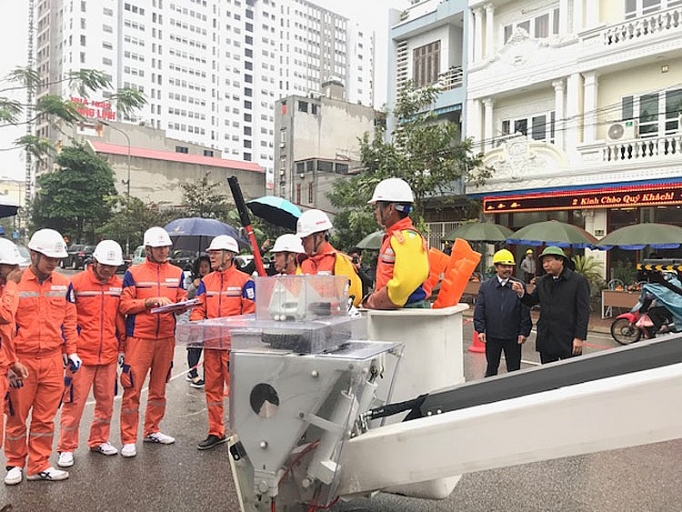 EVNNPC ứng dụng công nghệ hiện đại sửa chữa điện nóng evnnpc ung dung cong nghe hien dai vao sua chua dien nong