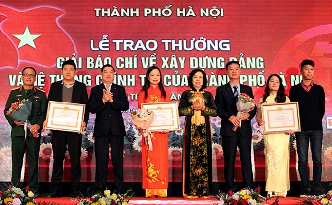 Hà Nội trao thưởng hai giải báo chí về Xây dựng Đảng và Phát triển văn hóa ha noi trao thuong hai giai bao chi ve xay dung dang va phat trien van hoa