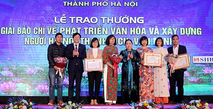 Hà Nội trao thưởng hai giải báo chí về Xây dựng Đảng và Phát triển văn hóa ha noi trao thuong hai giai bao chi ve xay dung dang va phat trien van hoa