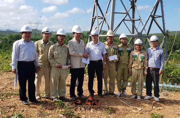 Công đoàn Công ty Truyền tải điện 2 kịp thời động viên cán bộ công nhân viên trên công trường cong doan cong ty truyen tai dien 2 kip thoi dong vien can bo cong nhan vien tren cong truong