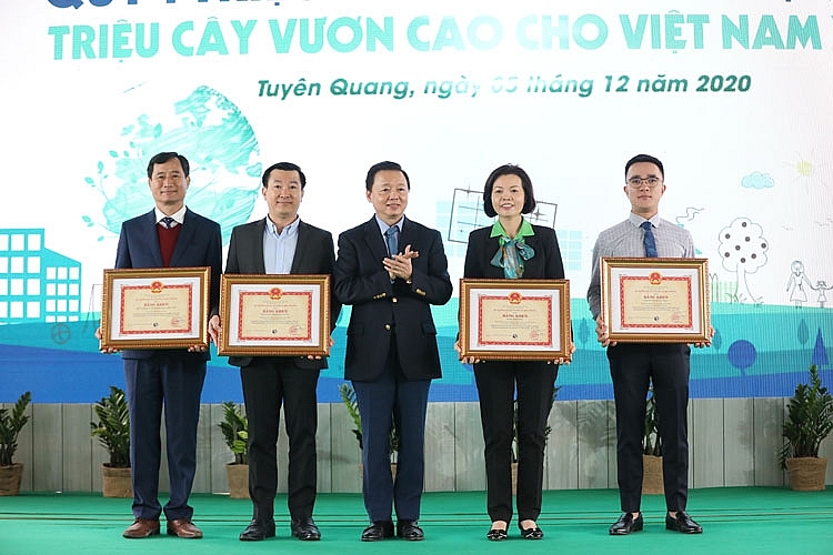 Vinamilk hoàn thành mục tiêu trồng hơn 1,1 triệu cây xanh cho Việt Nam trong năm 2020 Vinamilk hoàn thành mục tiêu trồng hơn 1,1 triệu cây xanh cho Việt Nam trong năm 2020